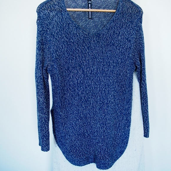 3/30$ Urban Outfitters Open knit V neck tunic - Picture 1 of 3